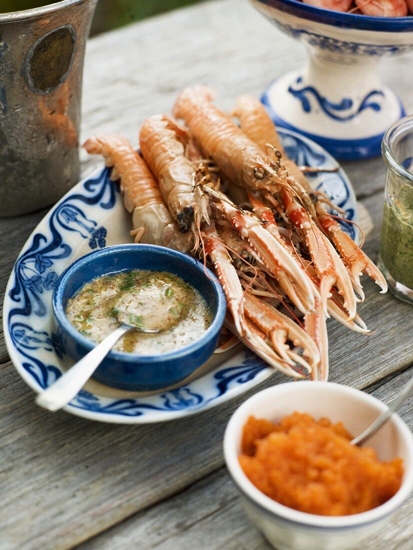 Scampi mit Dip auf Holztisch