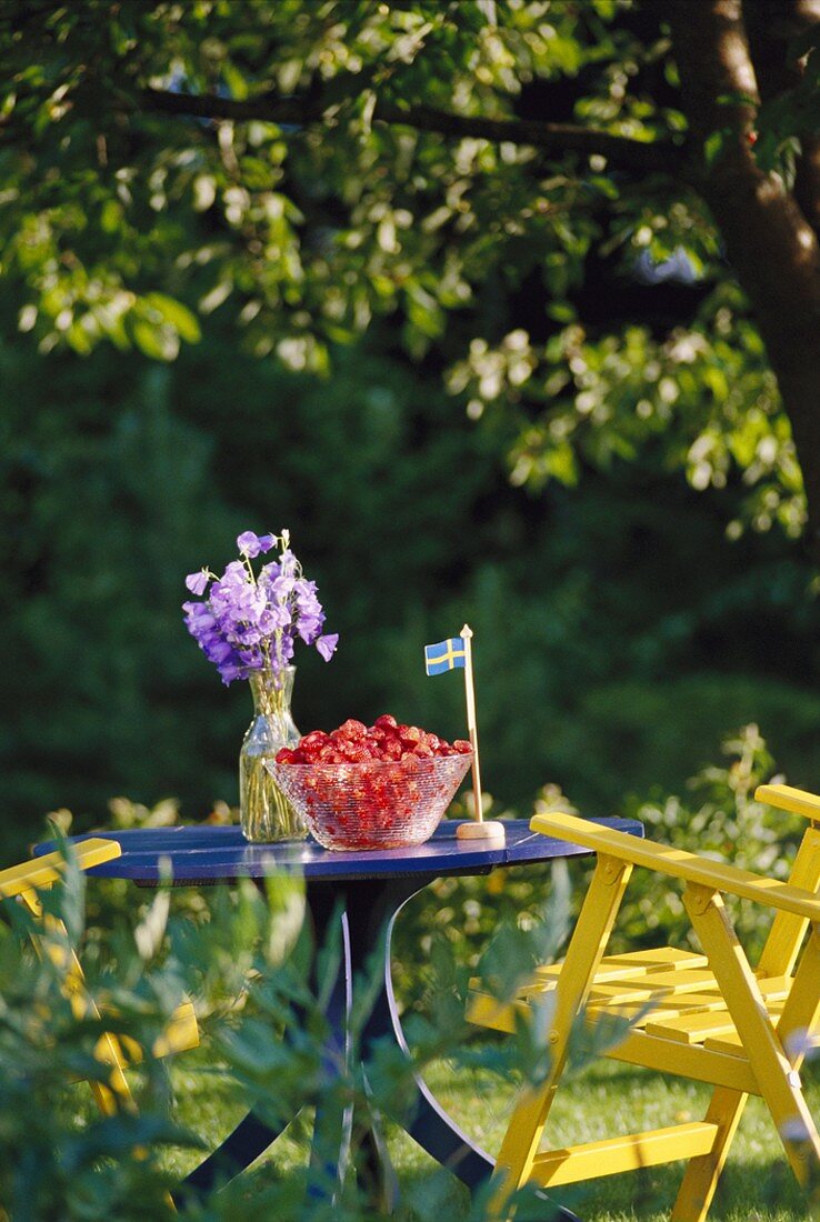 Walderdbeeren in Glasschale auf Gartentisch (Schweden)