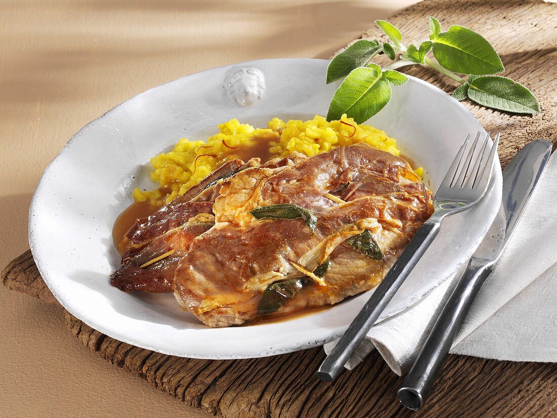 Saltimbocca mit Safranreis auf Teller