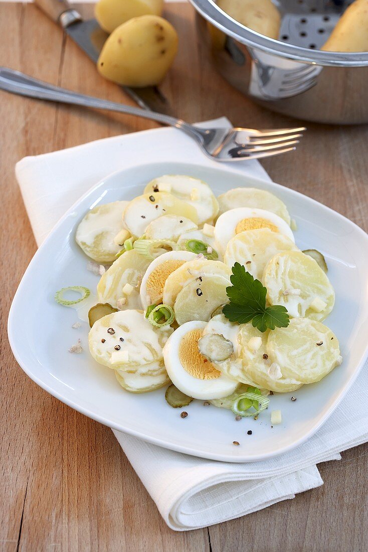 Kartoffelsalat mit gekochten Eiern