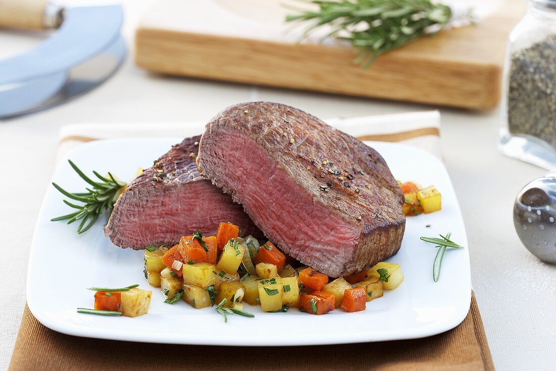 Rinderfiletsteak mit Gemüsewürfeln und Rosmarin