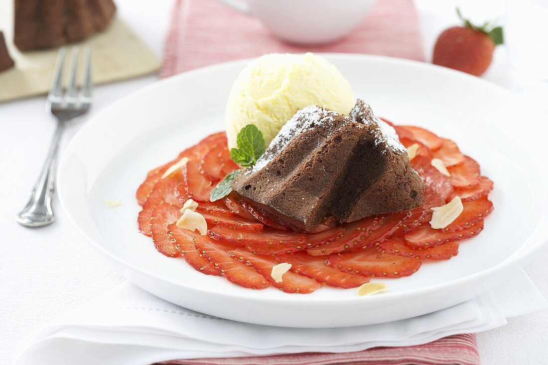 Schokonapfkuchen auf Erdbeercarpaccio mit Vanilleeis