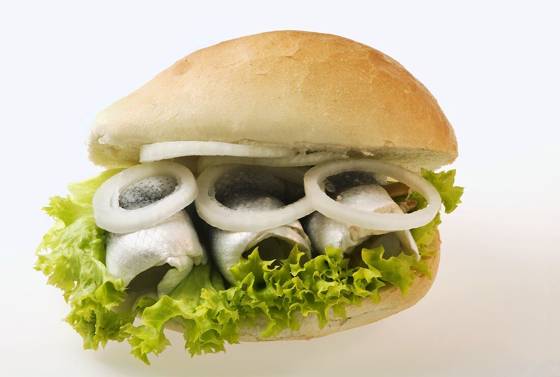 Rollmops, lettuce and onions in bread roll