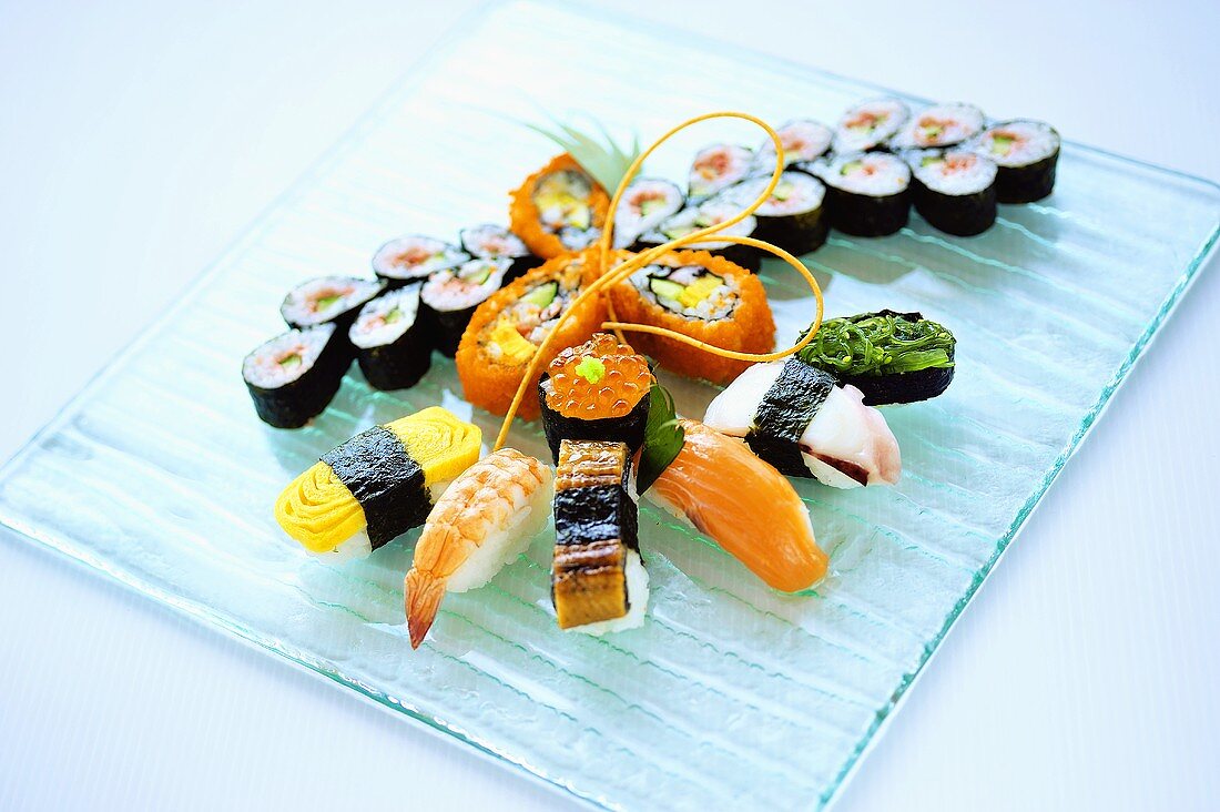 Verschiedene Sushi auf einem Glasteller
