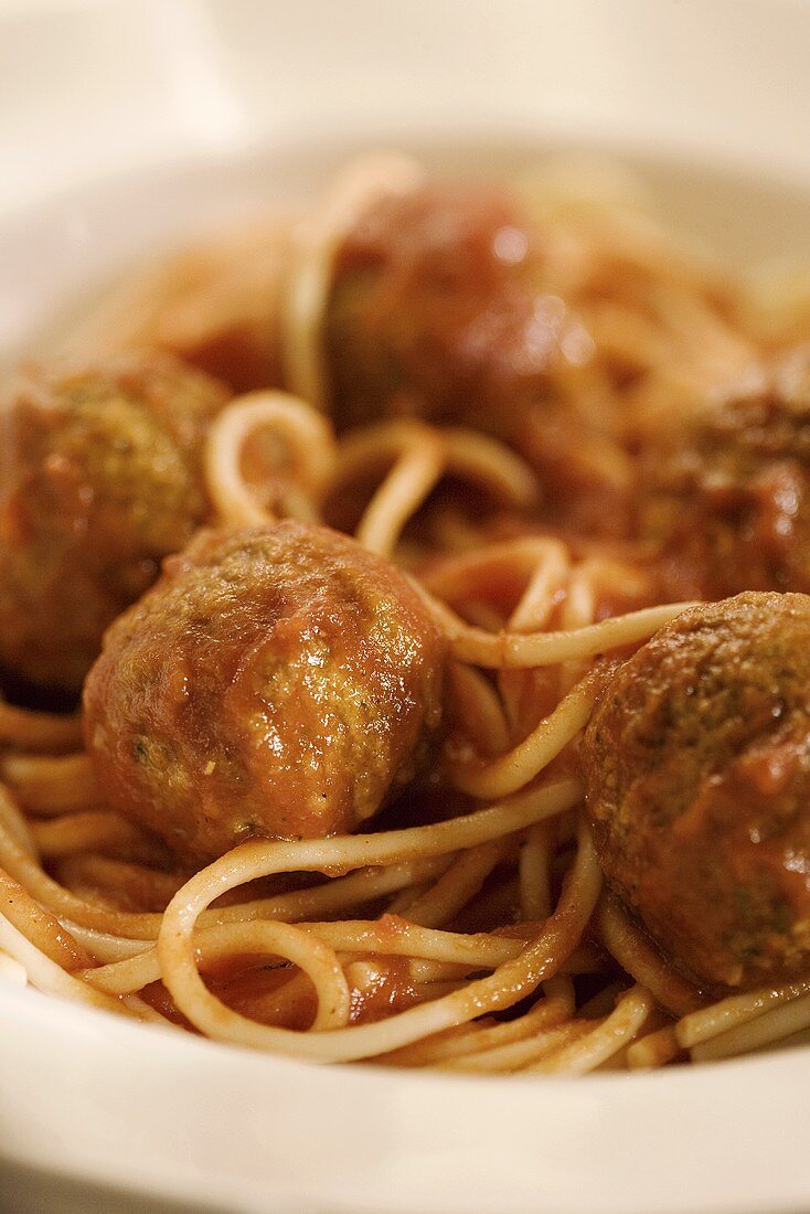 Spaghetti mit Hackbällchen und Tomatensauce