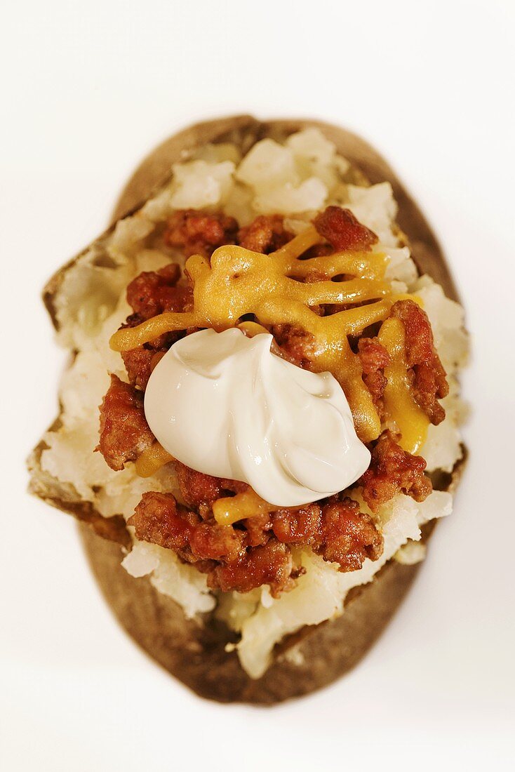 Baked Potatoe mit Chili, Käse und saurer Sahne (Draufsicht)