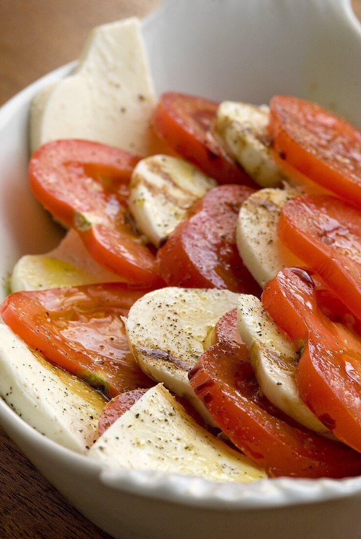 Tomatoes and mozzarella (close-up)