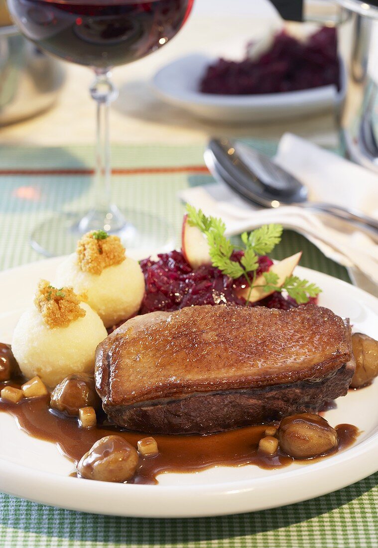 Entenbrust mit Maroni, Kartoffelknödeln und Blaukraut