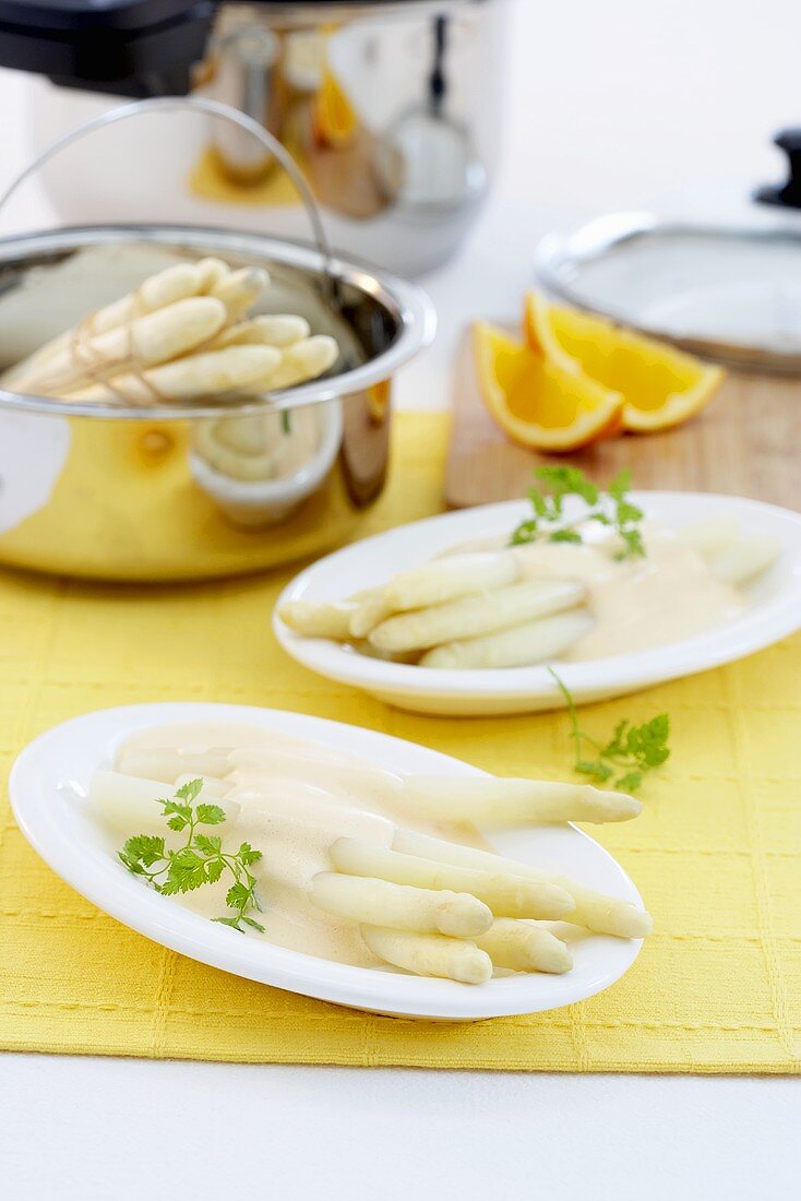 Asparagus with hollandaise sauce