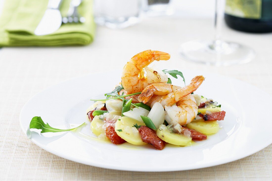 Gebratene Garnelen auf Kartoffel-Spargelsalat und Schinken