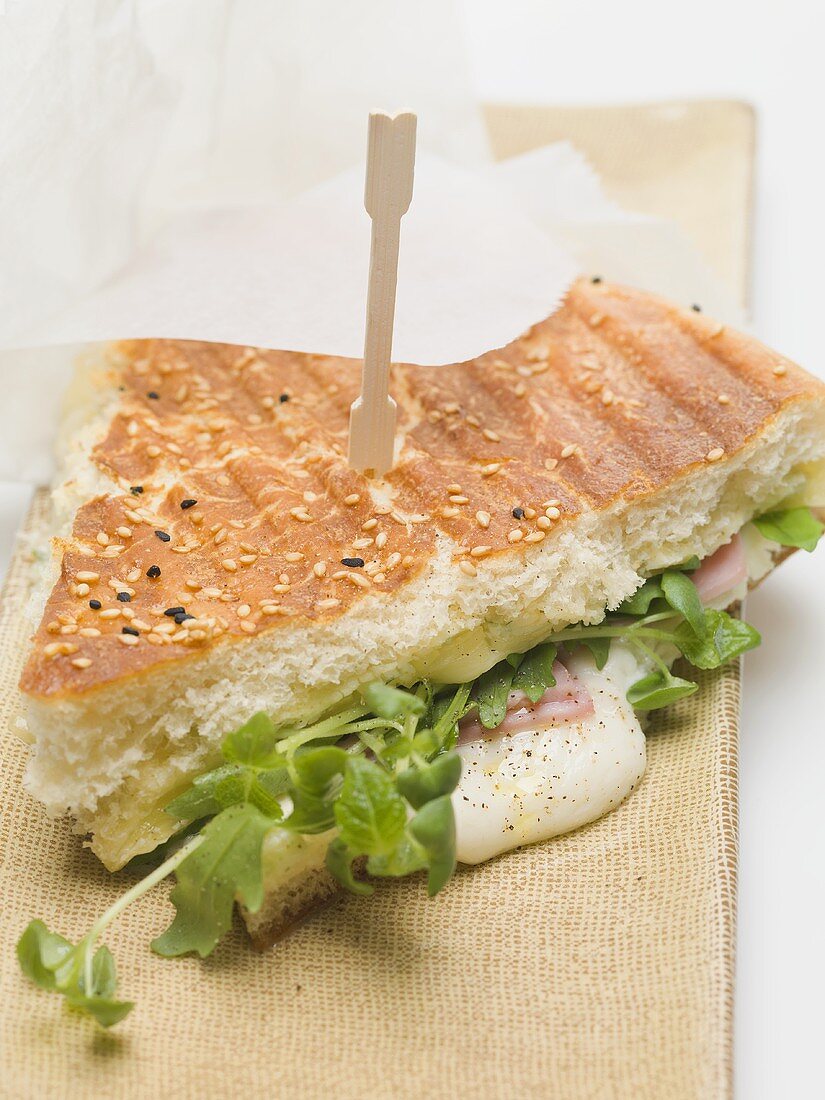 Flatbread filled with cheese, ham and rocket