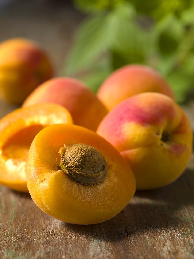 Frische Aprikosen, eine halbiert