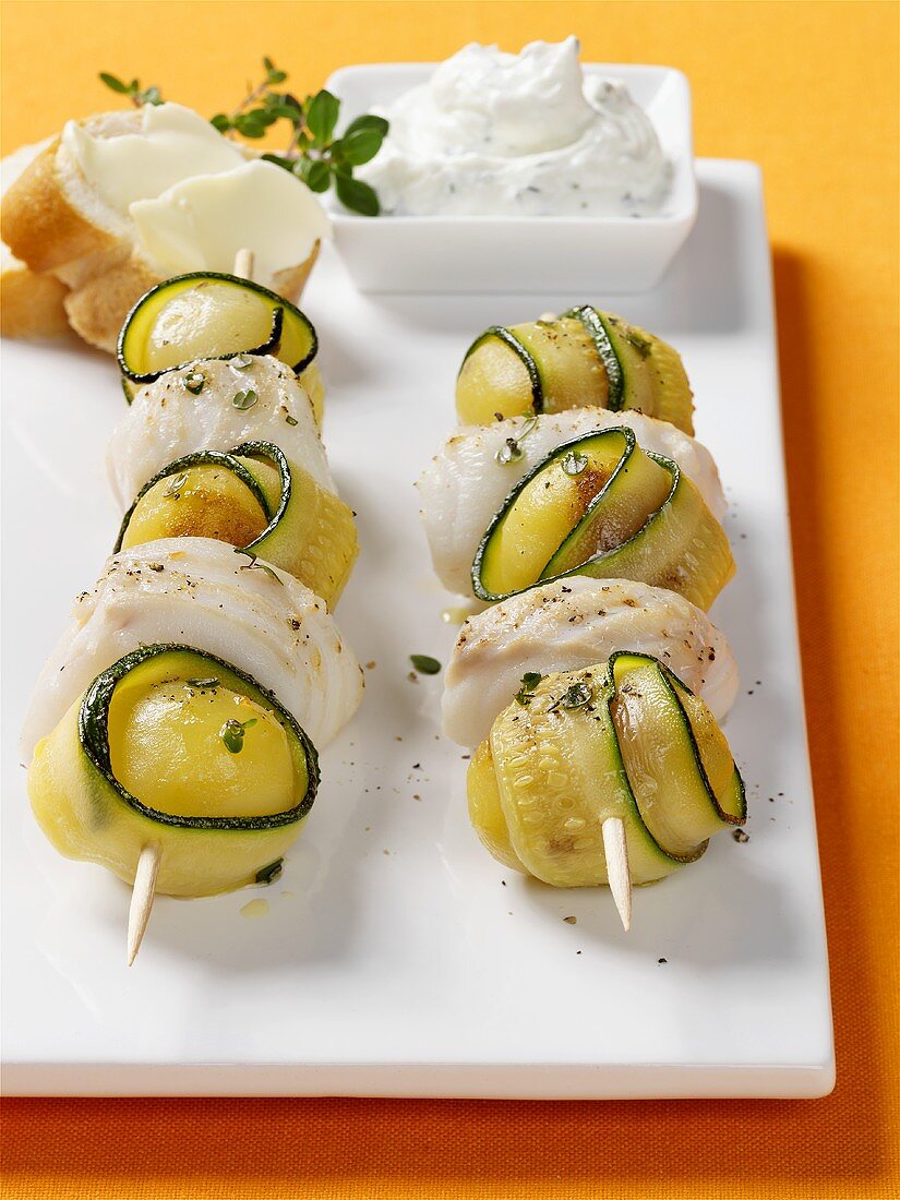 Spiesse mit Zucchini, Kartoffeln und Fisch, dazu Kräuterquark