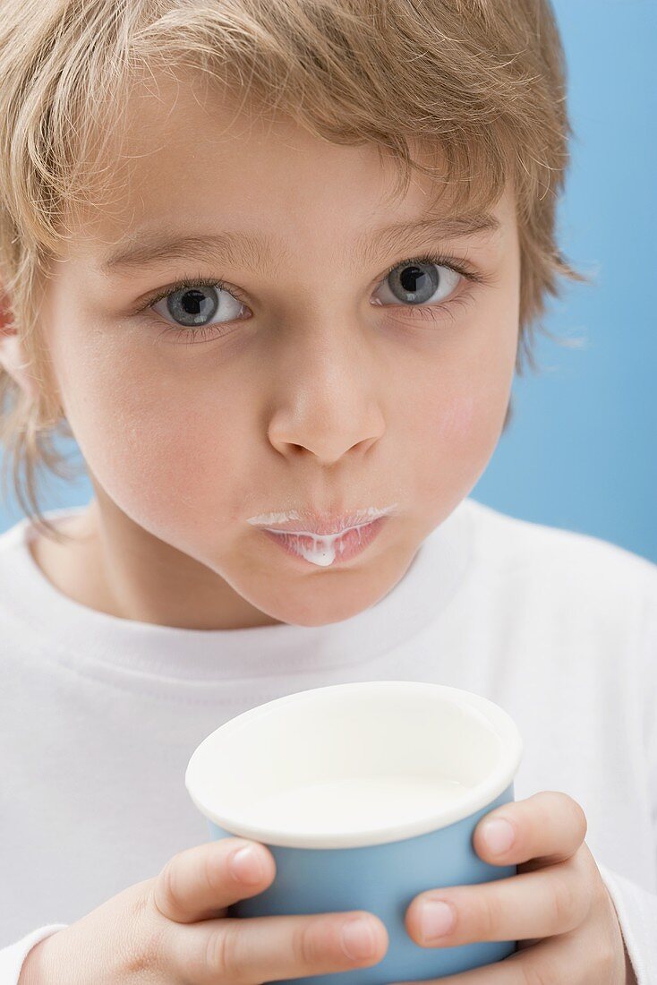 Kleiner Junge mit Milchbart