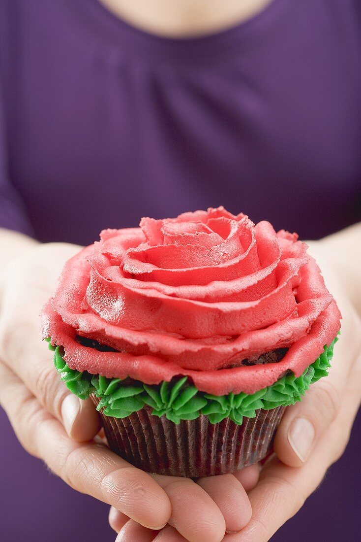 Frau hält Cupcake