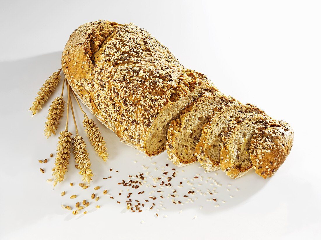 Mehrkornbrot, angeschnitten, mit Weizenähren