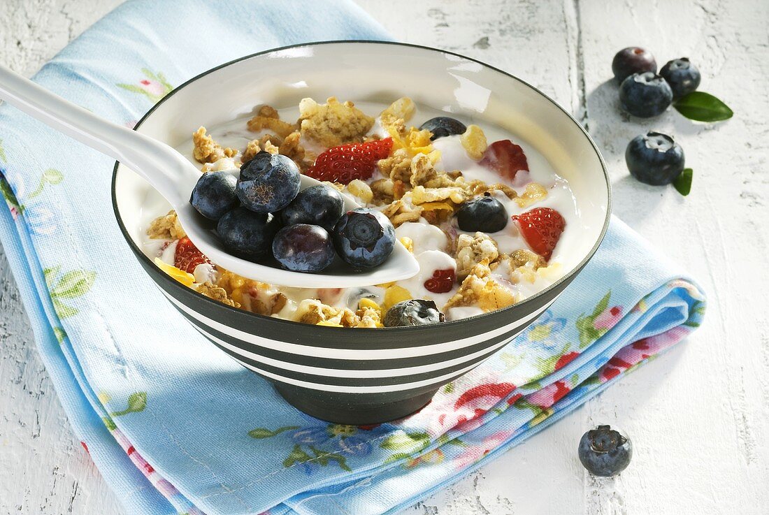 Muesli with berries and yoghurt