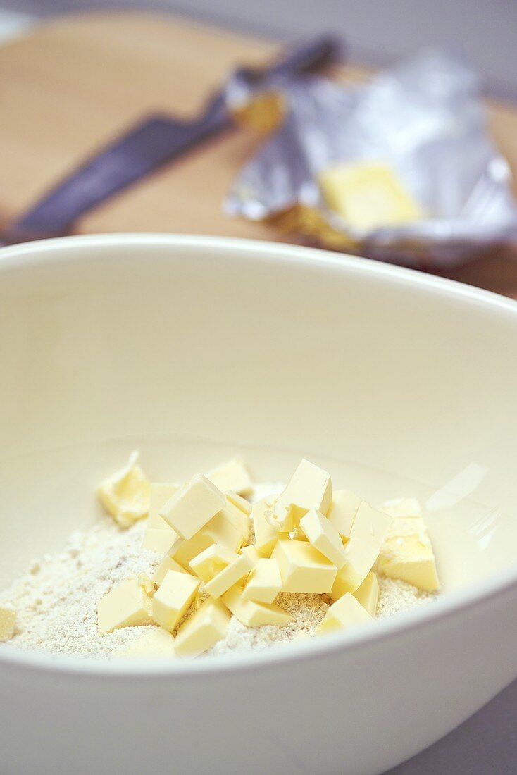 Butter und Mehl; Zutaten für Streusel