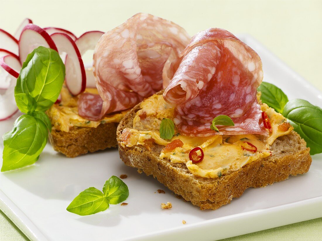 Belegtes Brot mit Tomaten-Chili-Butter und Salami