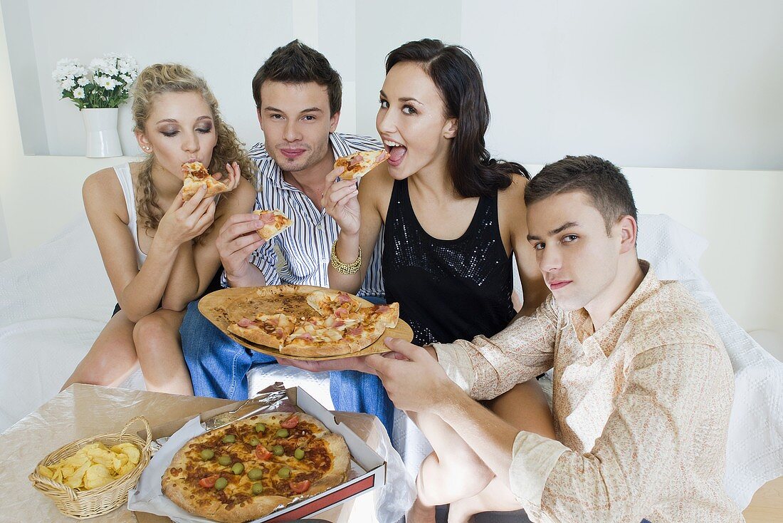 Junge Leute beim Pizzaessen