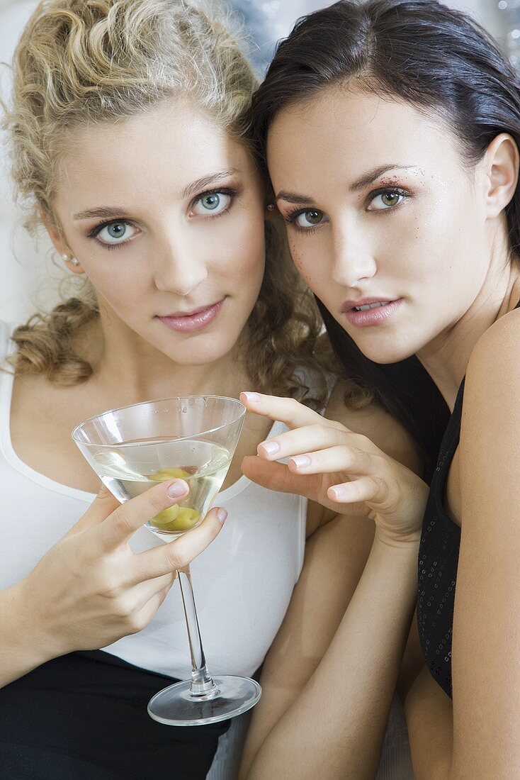 Zwei Freundinnen mit Martini