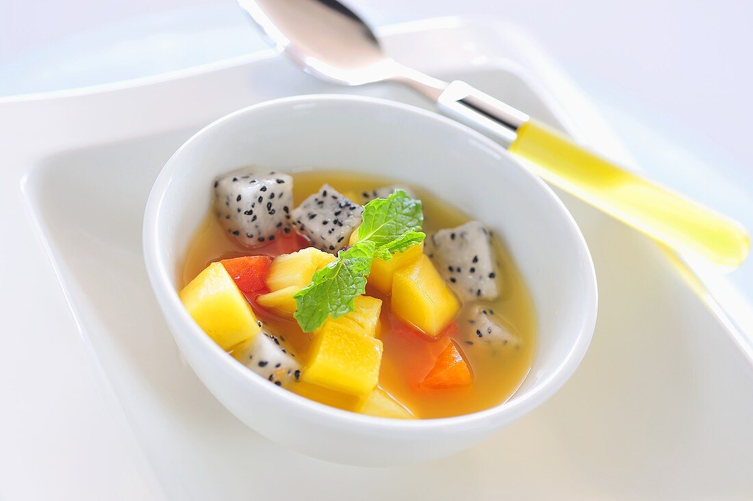 Fruchtsalat aus Melone, Drachenfrucht, Mango, Papaya