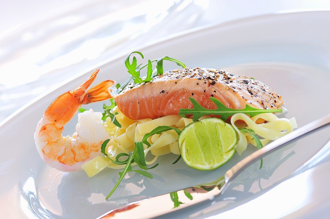 Kurzgebratener Lachs und Garnele auf Fettuccine