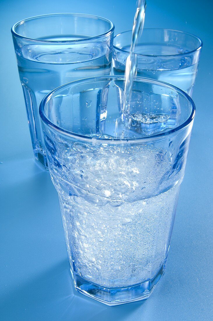 Ein Glas Wasser einschenken