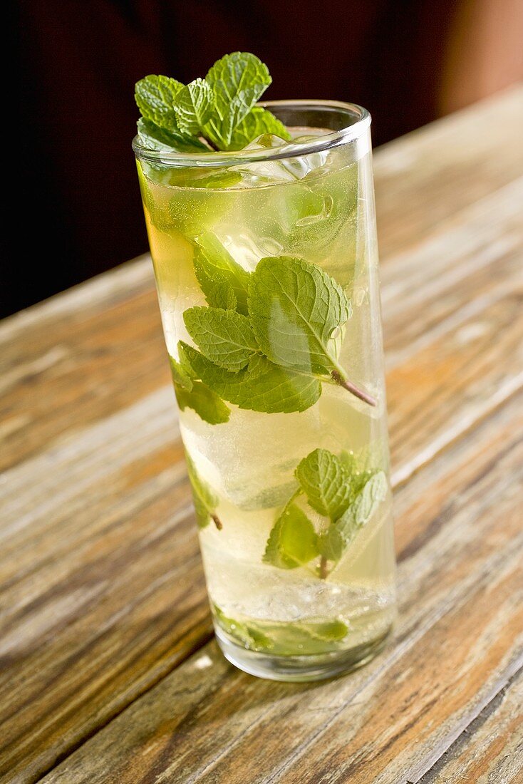 Mojito auf Holztisch