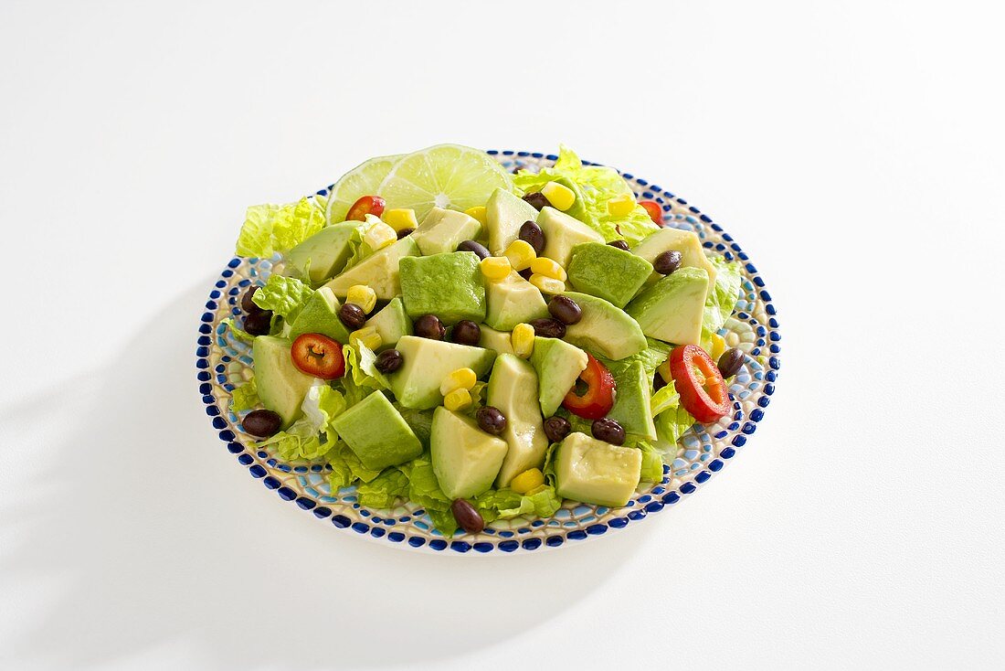 Avocadosalat mit Mais, Bohnen, Chiliringen und Limetten