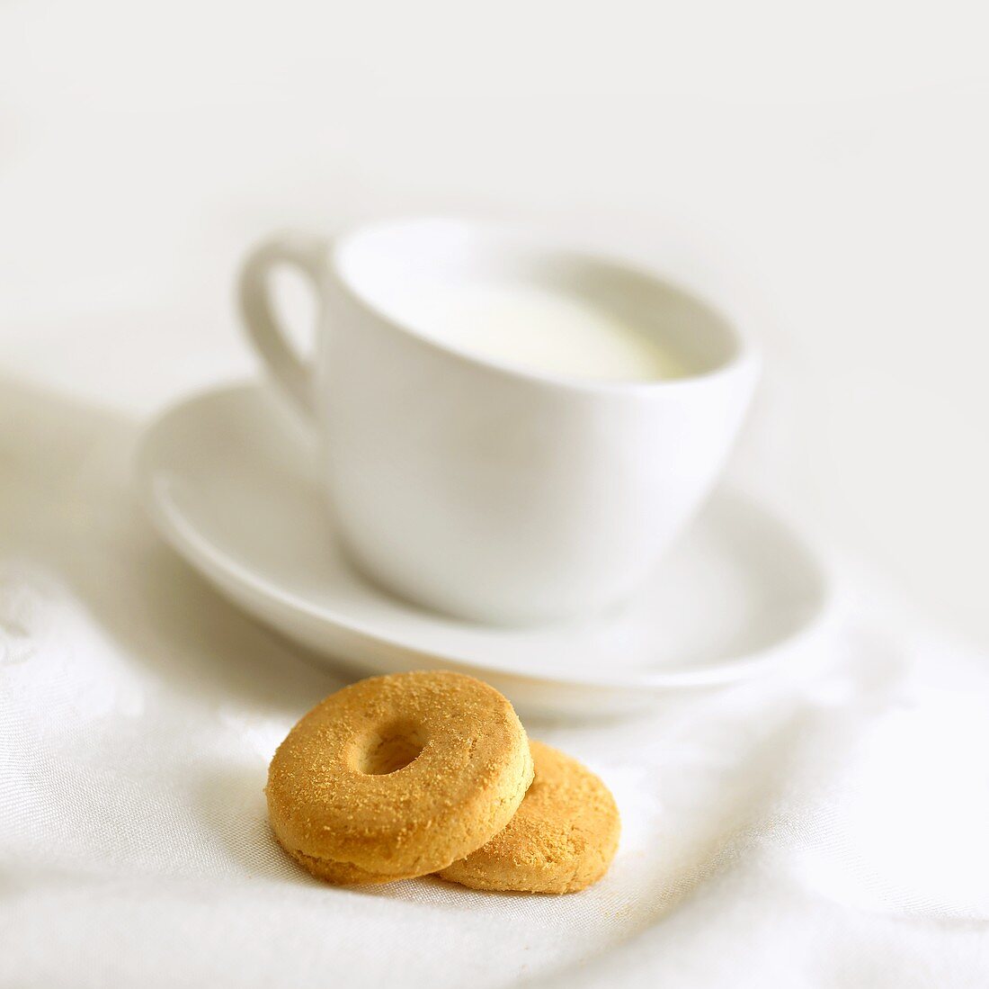 Tasse Milch und zwei Biscotti