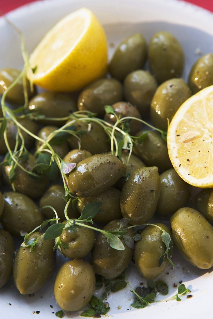 Marinierte grüne Oliven mit Kräutern und Zitronen
