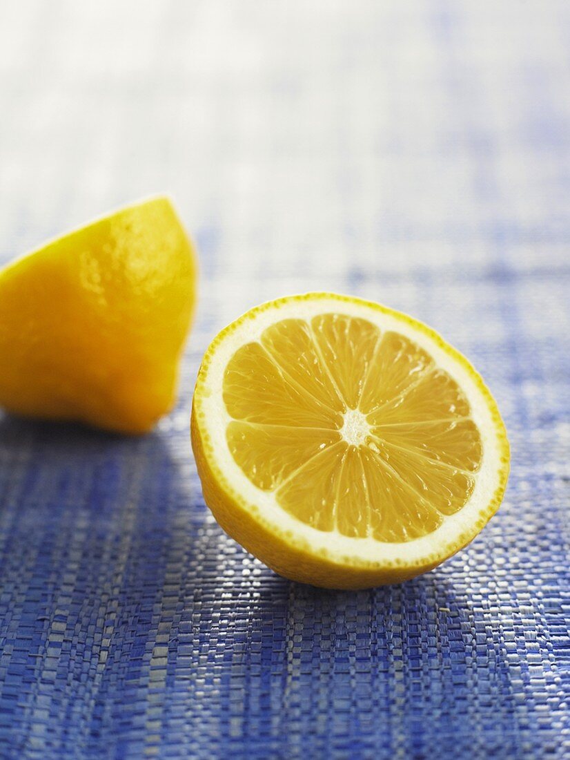 Zitrone, halbiert