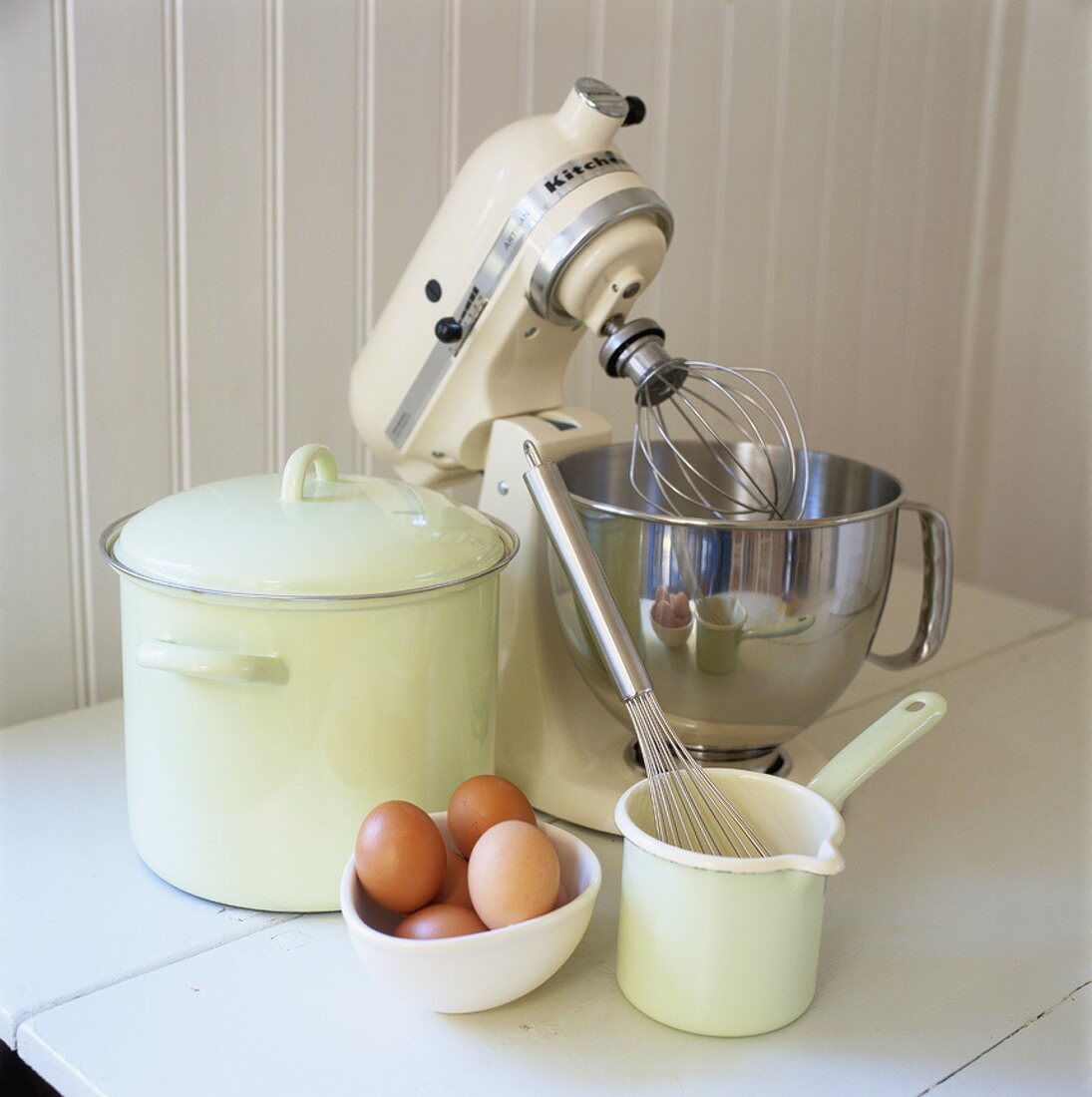 Food mixer, cookware, whisk and eggs