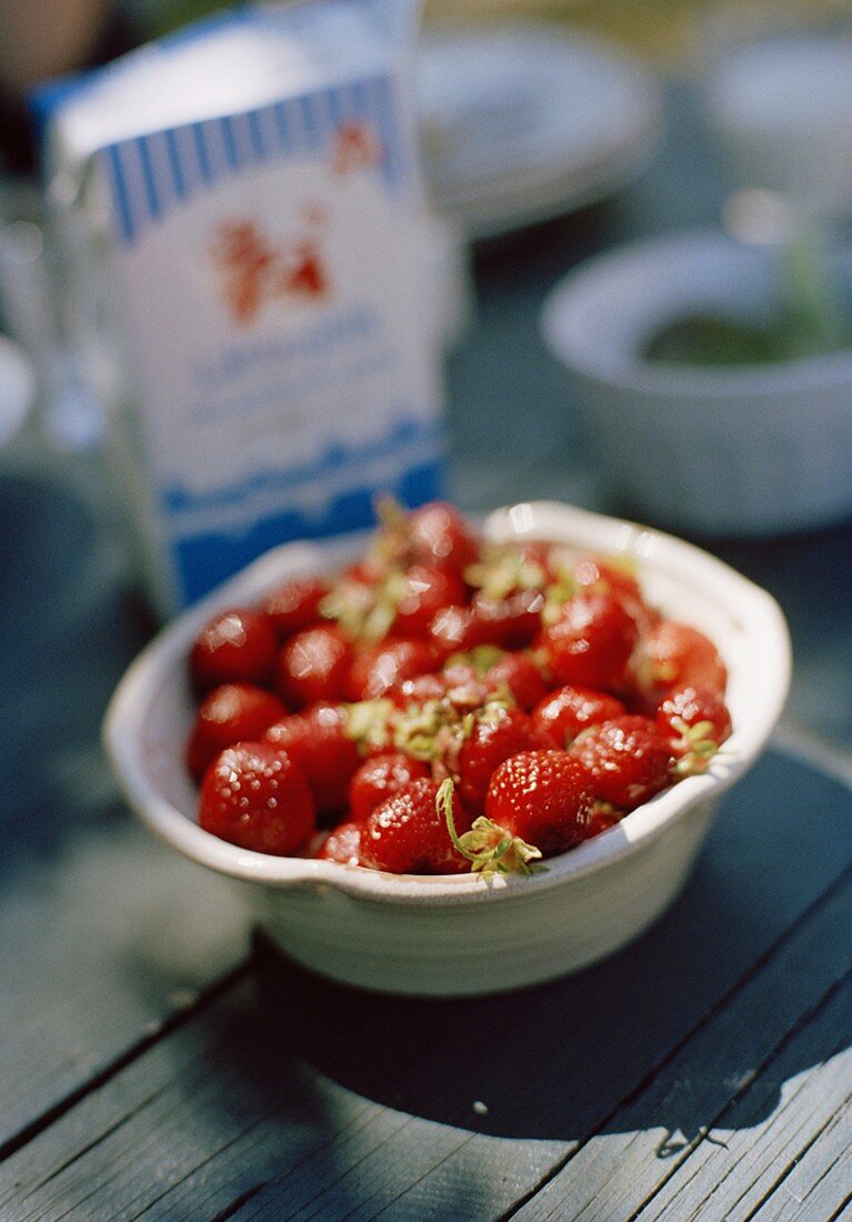 Frische Erdbeeren und Milch