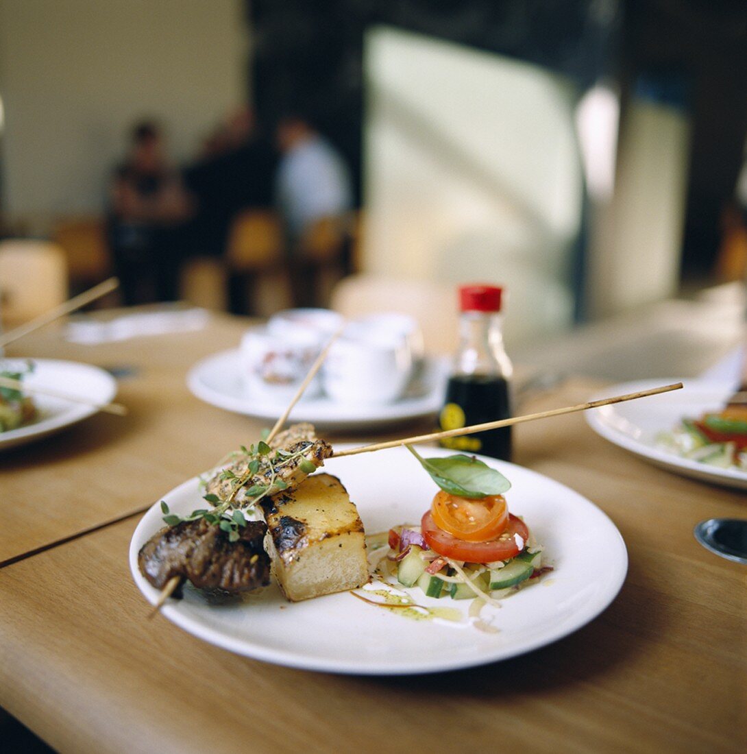 Spiesse mit Salat im asiatischen Restaurant