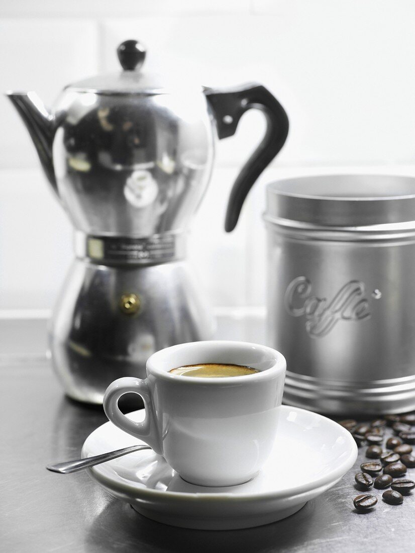 Espressotasse, Kaffeeedose und Espressomaschine