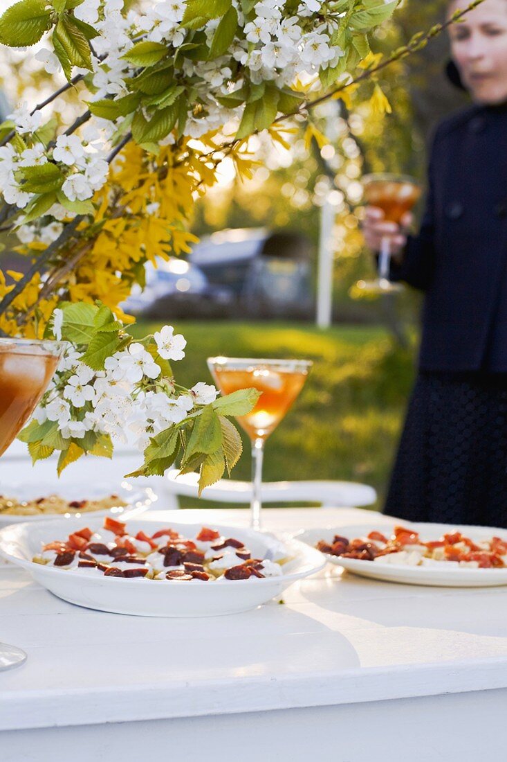 Gedeckter Tisch im Garten