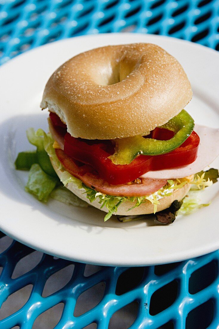 Bagel mit Paprika und Tomate