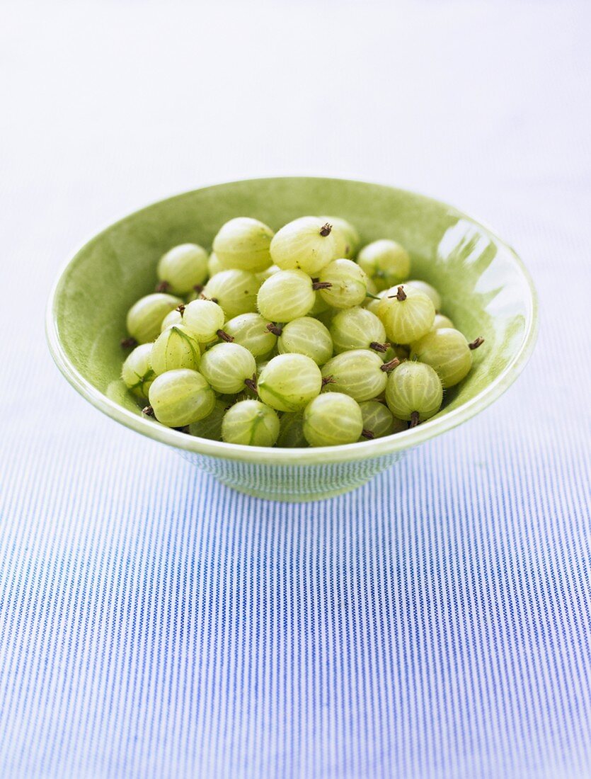 Stachelbeeren in grüner Schale