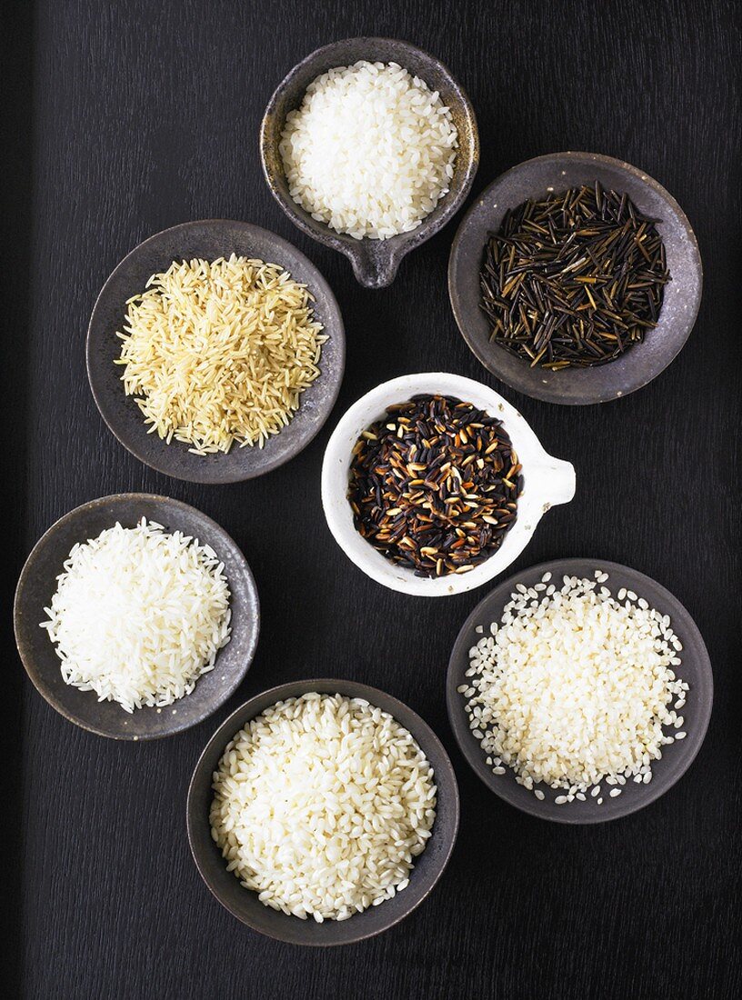 Verschiedene Reissorten in Schalen