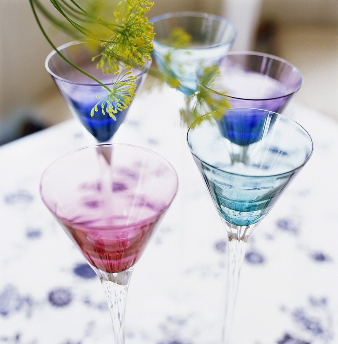 Weingläser (blau und pink) auf Tisch