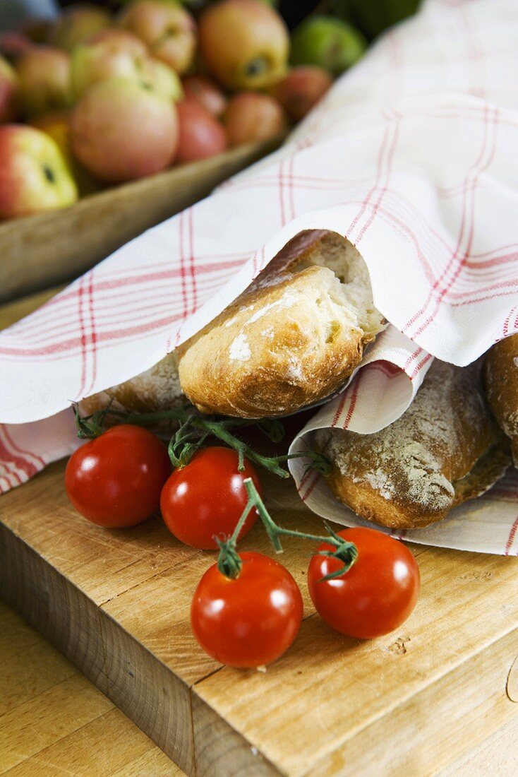 Tomaten, Brot und Äpfel