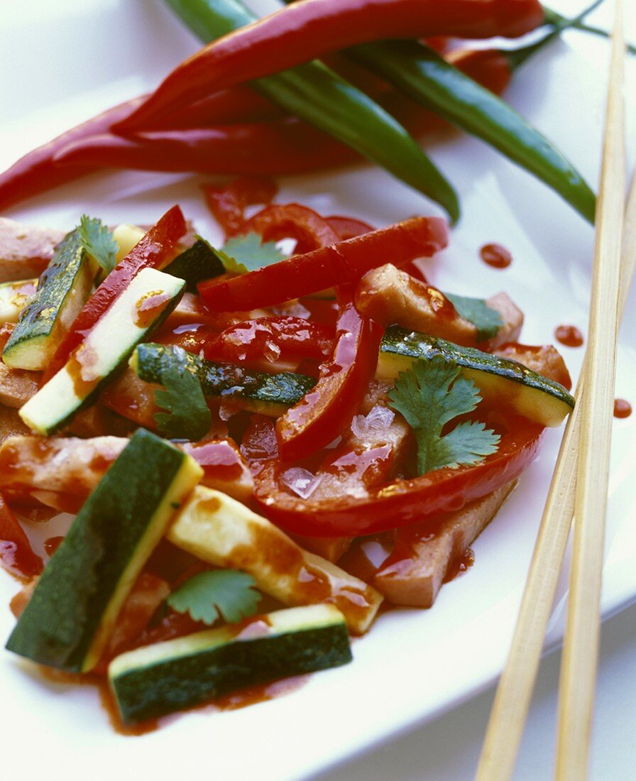 Gemüsepfanne mit Chilischoten