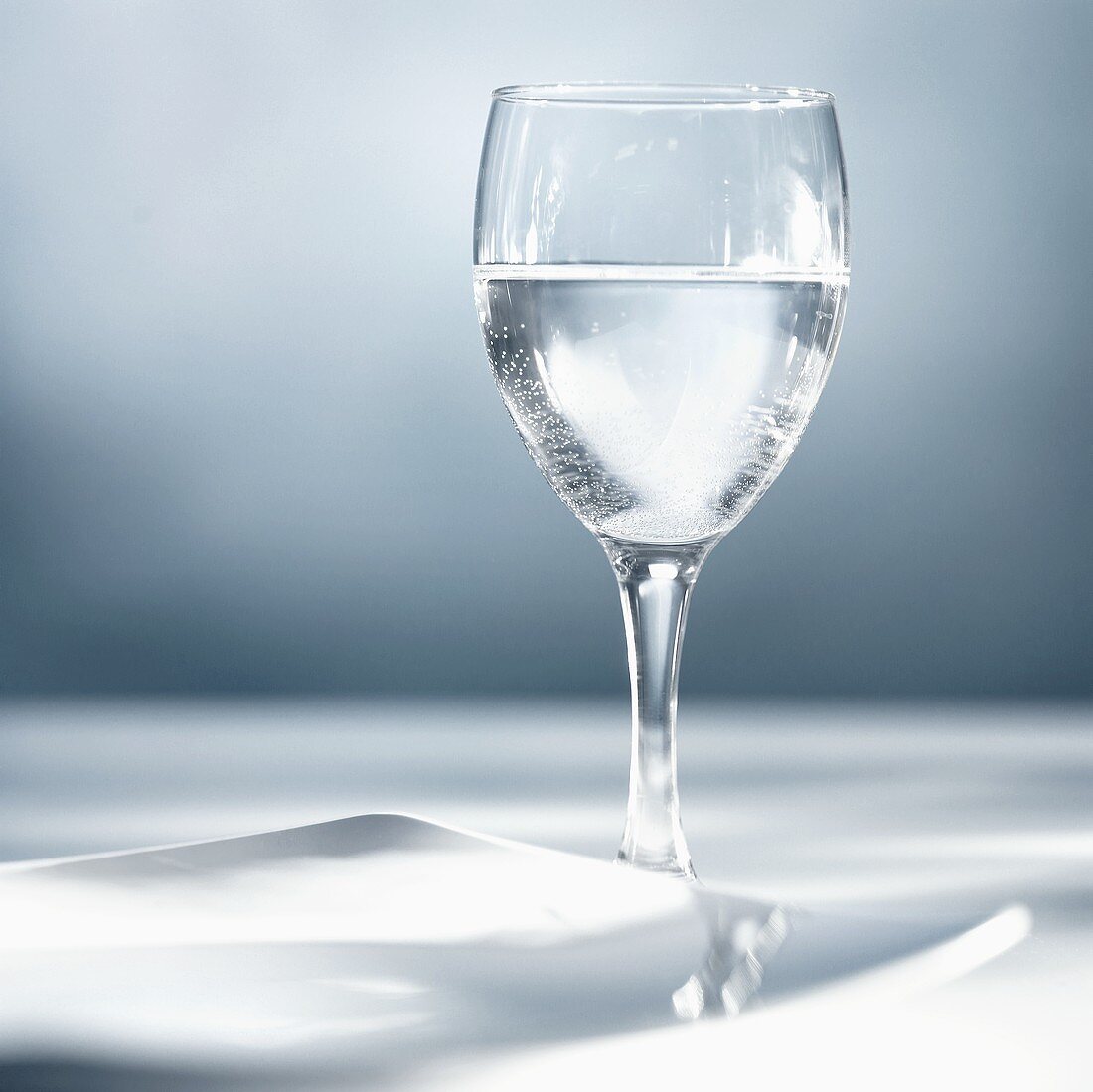Ein Glas Wasser mit Teller