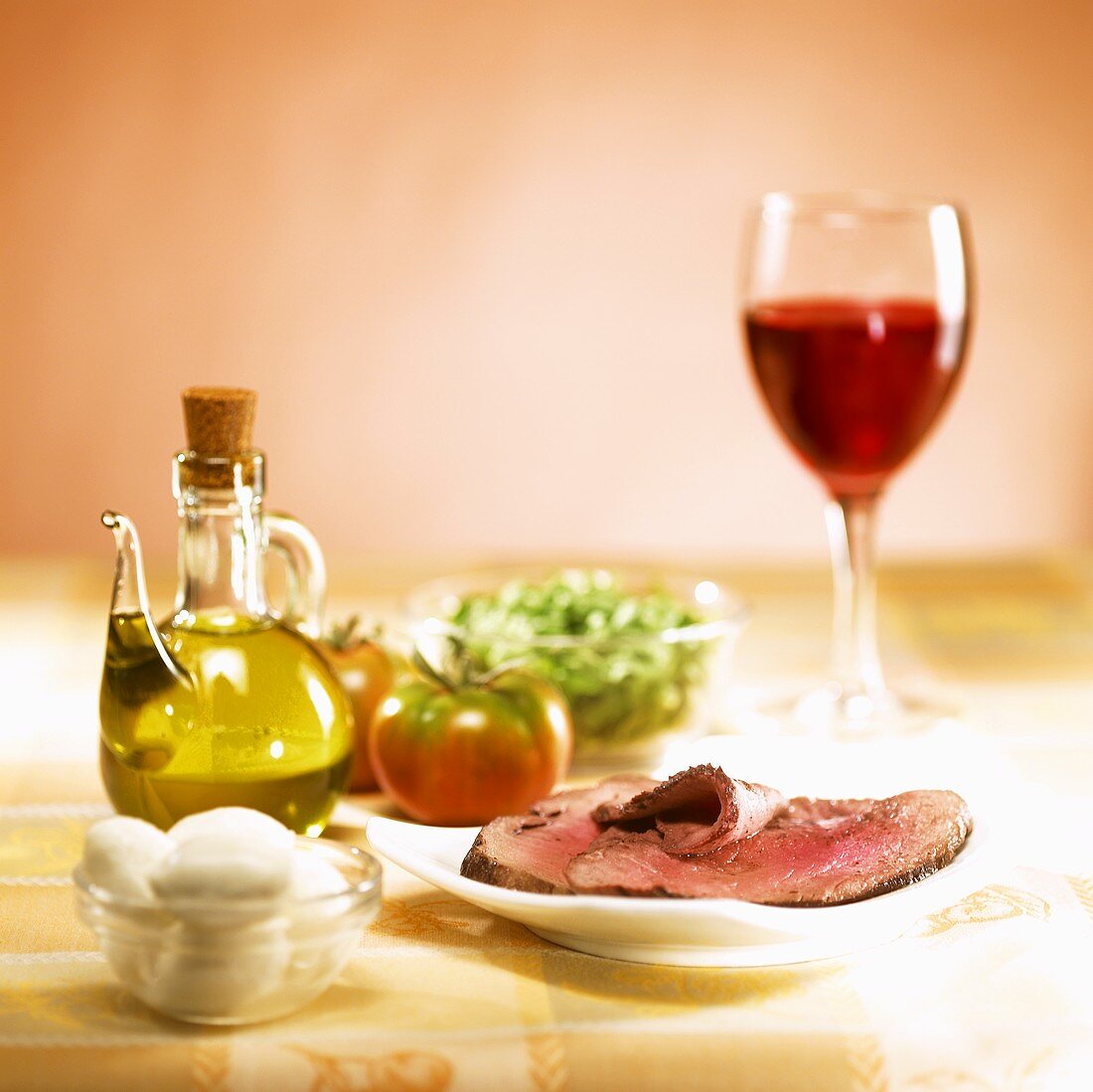 Zwiebelrostbraten mit Salatzutaten und Wein