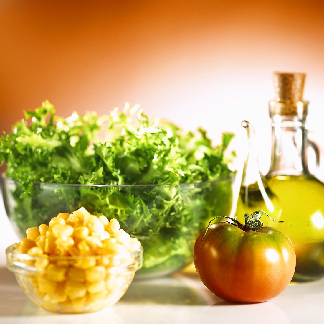 Blattsalat, Mais, Tomate und Olivenöl