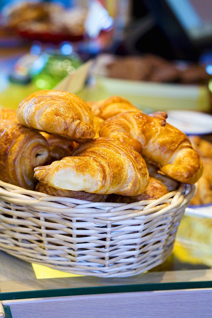 Ein Körbchen Croissants