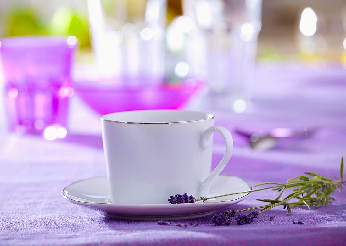 weiße Tasse mit silberfarbenem Rand, Lavendel
