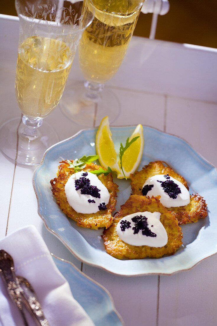 Kartoffelpuffer mit Kaviar und Champagner